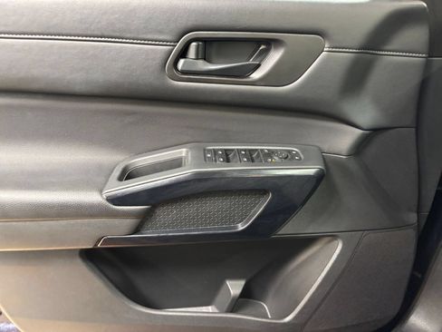 Used 2025 Nissan Pathfinder SV FWD image 18