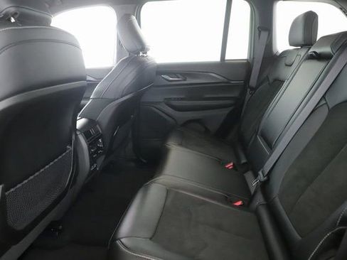 Used 2025 Jeep Grand Cherokee Altitude image 27