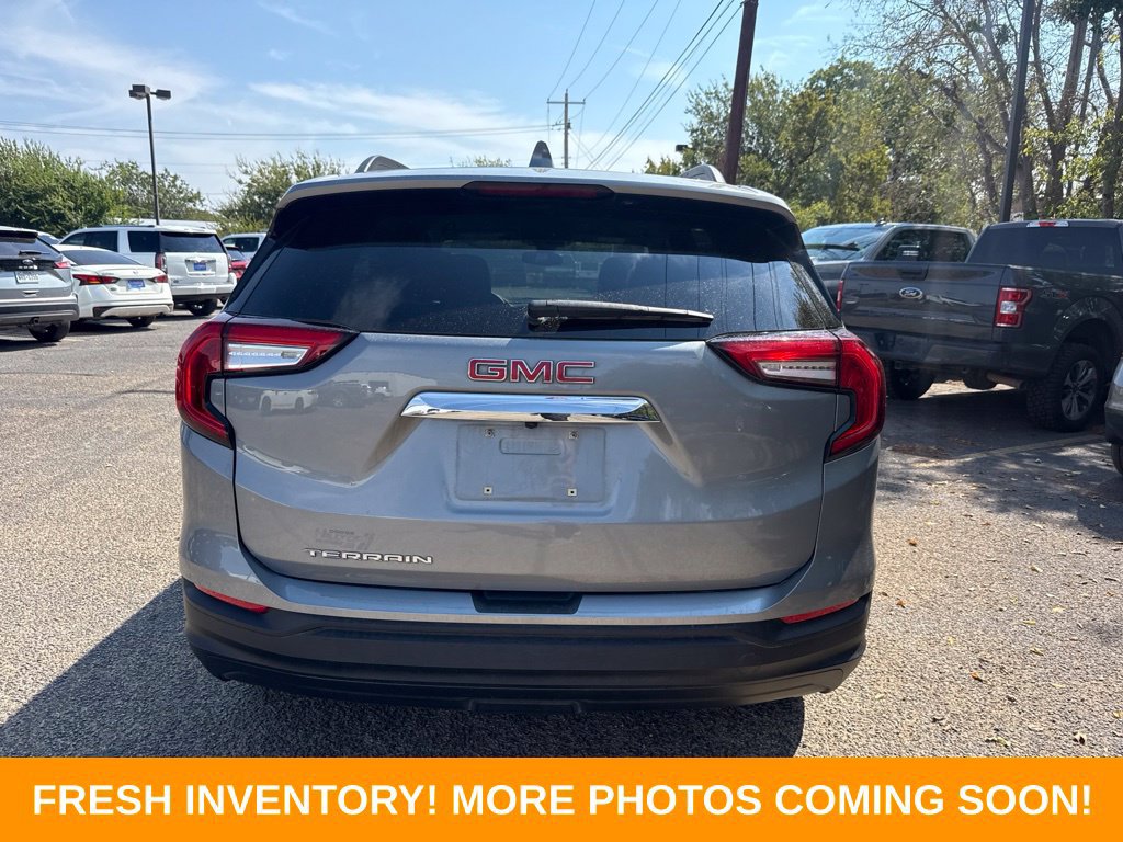 Used 2024 GMC Terrain SLE w/ Driver Convenience Package FWD image 3