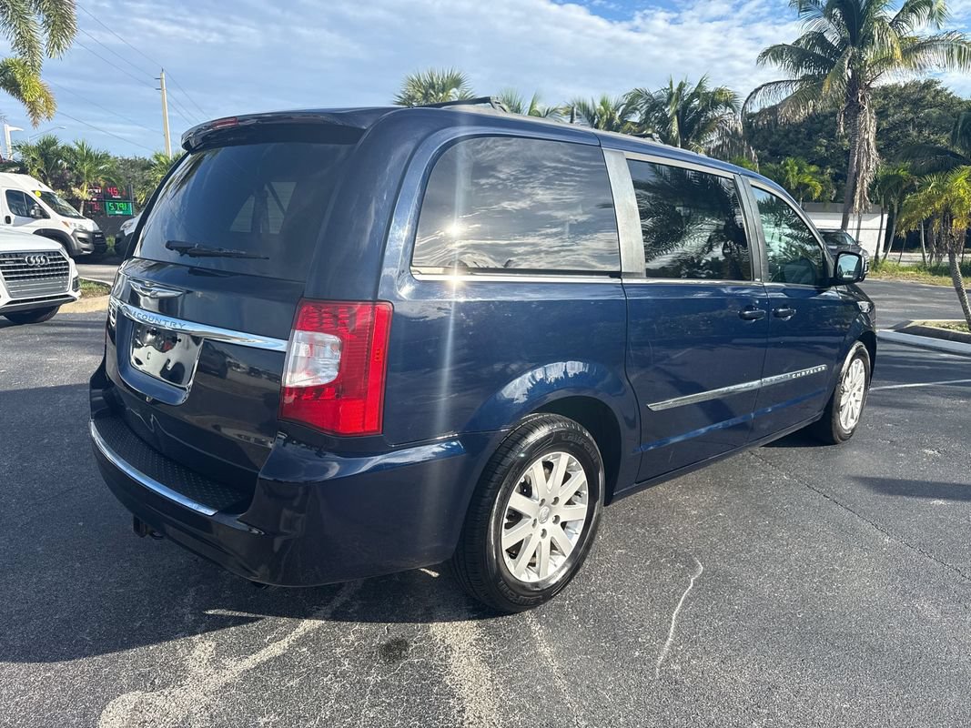Used 2014 Chrysler Town & Country Touring FWD image 5