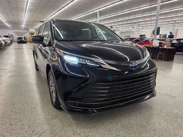 Used 2023 Toyota Sienna LE FWD image 4