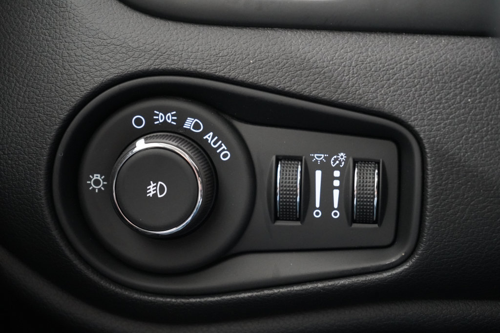 Used 2023 Jeep Renegade Limited AWD/4WD image 29