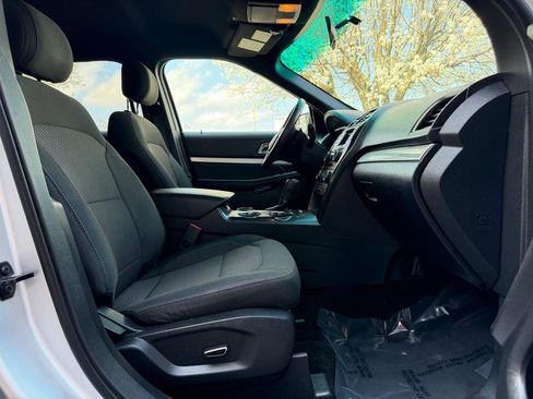 Used 2016 Ford Explorer XLT image 38