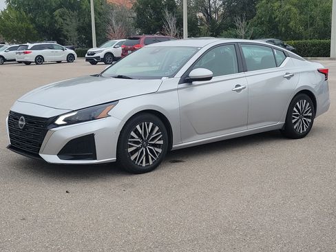 Used 2023 Nissan Altima 2.5 SV image 3