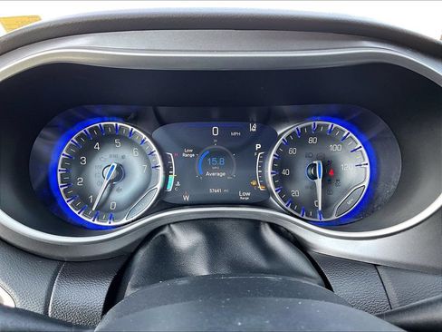 Used 2023 Chrysler Pacifica Touring-L FWD image 16