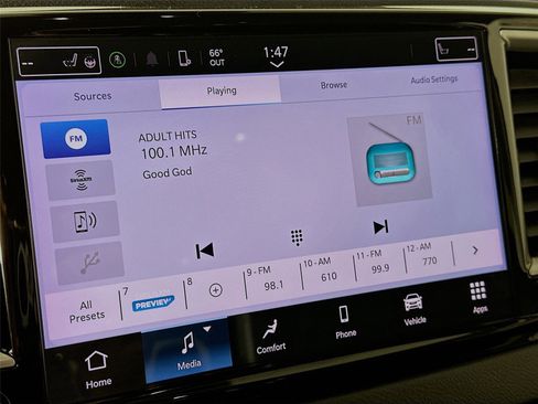 Used 2023 Chrysler Pacifica Touring-L image 14