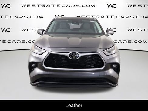 Used 2023 Toyota Highlander XLE FWD image 2