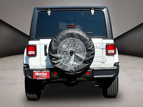 Used 2018 Jeep Wrangler Unlimited Sahara AWD/4WD image 6