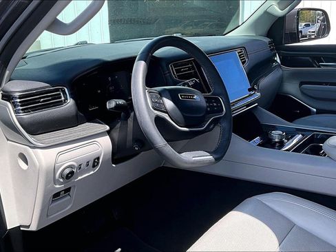 Used 2022 Jeep Wagoneer Series III w/ Flexible Seating Group image 17