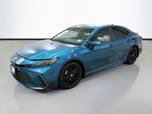 Used 2025 Toyota Camry SE w/ Convenience Package FWD image 3