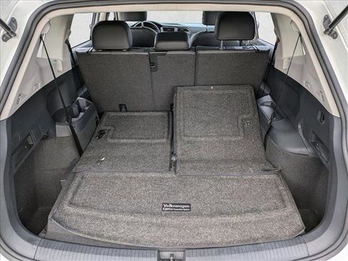 Used 2018 Volkswagen Tiguan SE w/ Panoramic Sunroof Package image 6