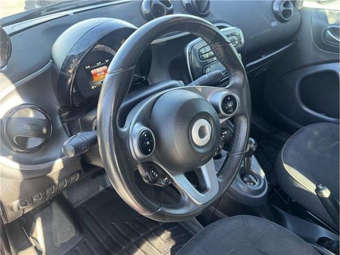 Used 2017 smart fortwo passion RWD image 19