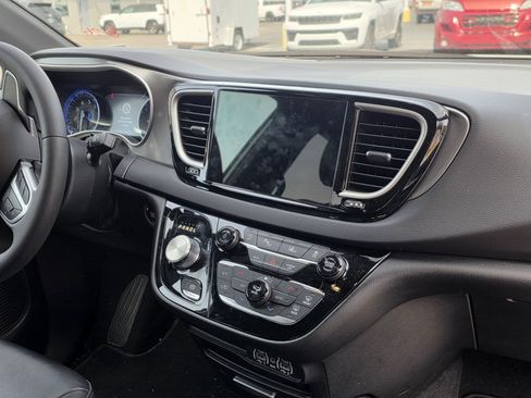 Used 2025 Chrysler Pacifica Select FWD image 8