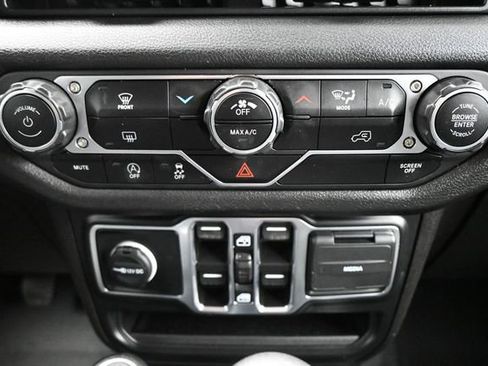 Used 2024 Jeep Gladiator Sport AWD/4WD image 16