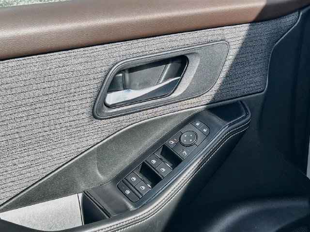 Used 2023 Nissan Rogue SV FWD image 14