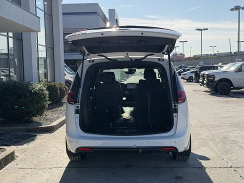 New 2026 Chrysler Pacifica Select image 10