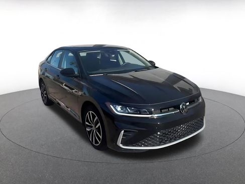 Used 2025 Volkswagen Jetta SE image 3