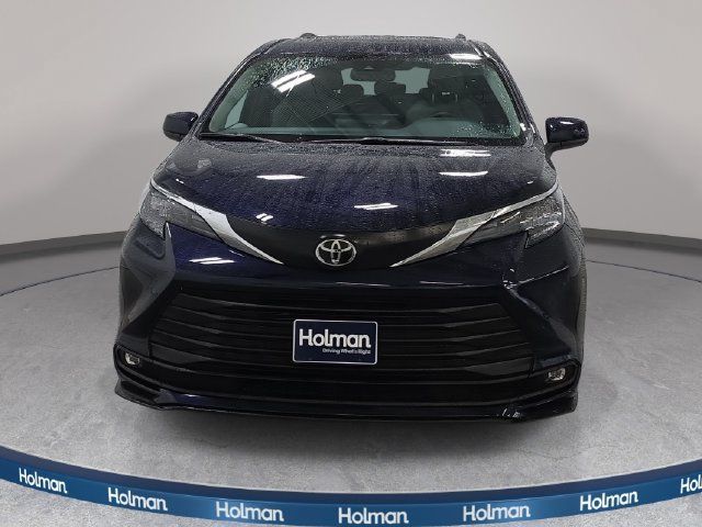 Certified 2026 Toyota Sienna XLE FWD image 2