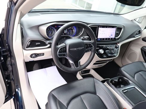 Used 2024 Chrysler Pacifica Touring-L FWD image 23