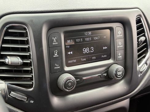 Used 2018 Jeep Compass Latitude FWD image 10