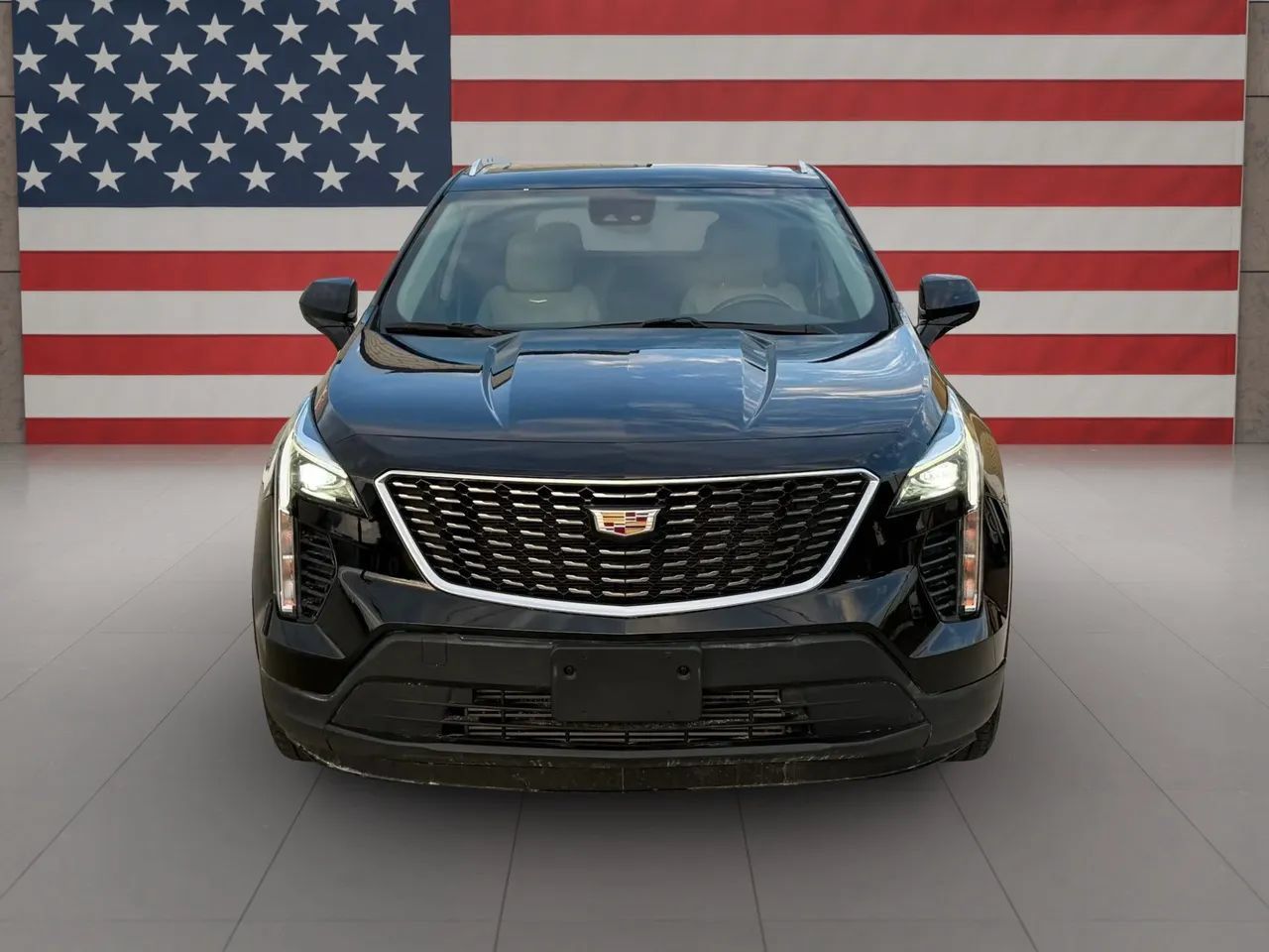 Used 2023 Cadillac XT4 Luxury w/ Cold Weather Package FWD image 2