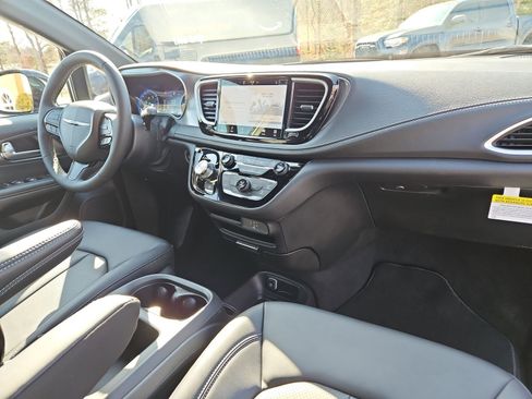 New 2026 Chrysler Pacifica Select w/ S Appearance Package FWD image 16