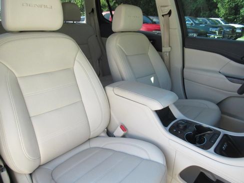 Used 2021 GMC Acadia Denali w/ Denali Technology Package FWD image 9