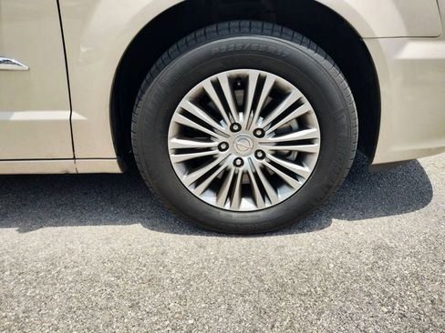 Used 2014 Chrysler Town & Country Touring-L w/ Driver Convenience Group FWD image 32