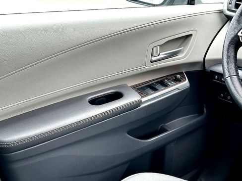 Used 2024 Toyota Sienna XLE FWD image 24