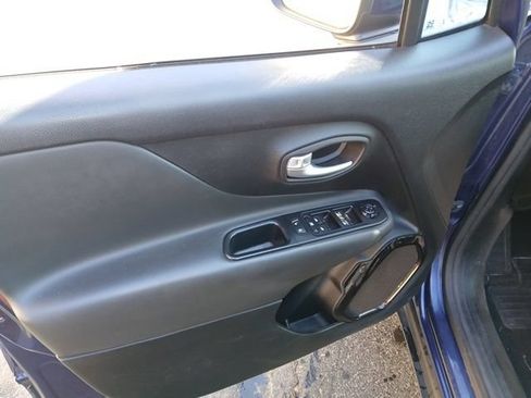 Used 2018 Jeep Renegade Altitude AWD/4WD image 10