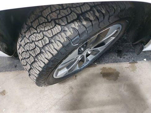 Used 2019 Jeep Cherokee Overland w/ Technology Group image 32