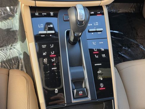 Used 2025 Porsche Macan image 30