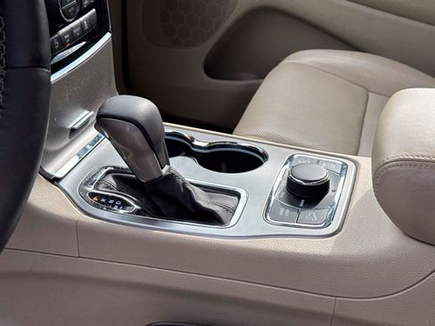 Used 2020 Jeep Grand Cherokee Overland AWD/4WD image 11
