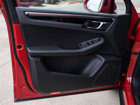 Used 2025 Porsche Macan image 31