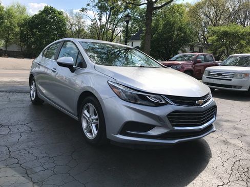 Used 2017 Chevrolet Cruze LT w/ Convenience Package FWD image 2