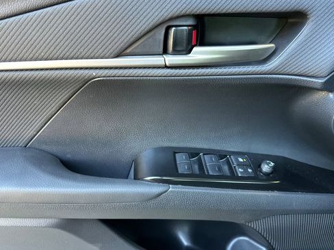 Used 2025 Toyota Camry SE FWD image 11