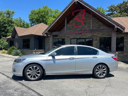 Used 2015 Honda Accord Sport image 2