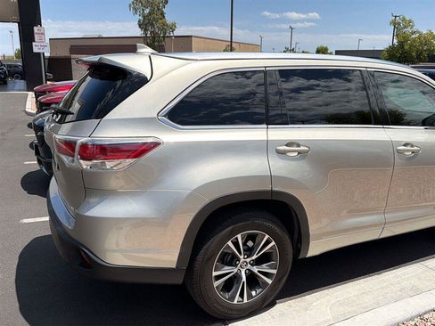 Used 2016 Toyota Highlander XLE FWD image 3