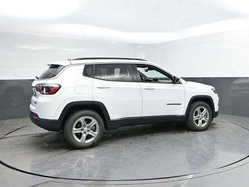 Used 2024 Jeep Compass Latitude AWD/4WD image 2