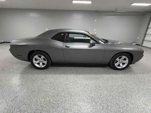 Used 2011 Dodge Challenger image 2