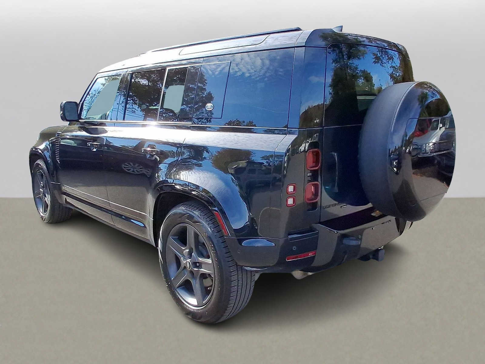Used 2023 Land Rover Defender 110 X-Dynamic SE AWD/4WD image 28