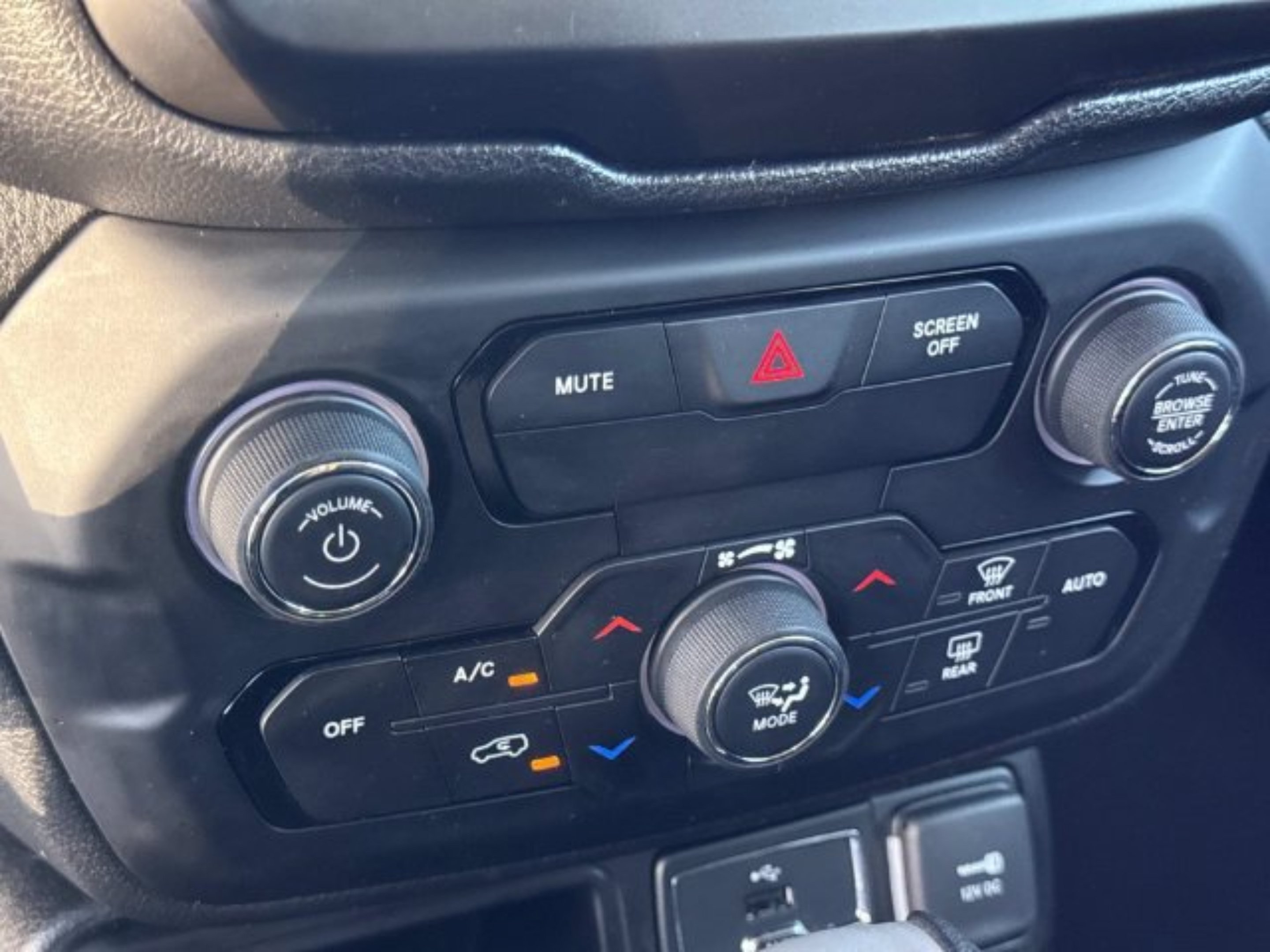 Used 2020 Jeep Renegade Latitude w/ Popular Equipment Group FWD image 16