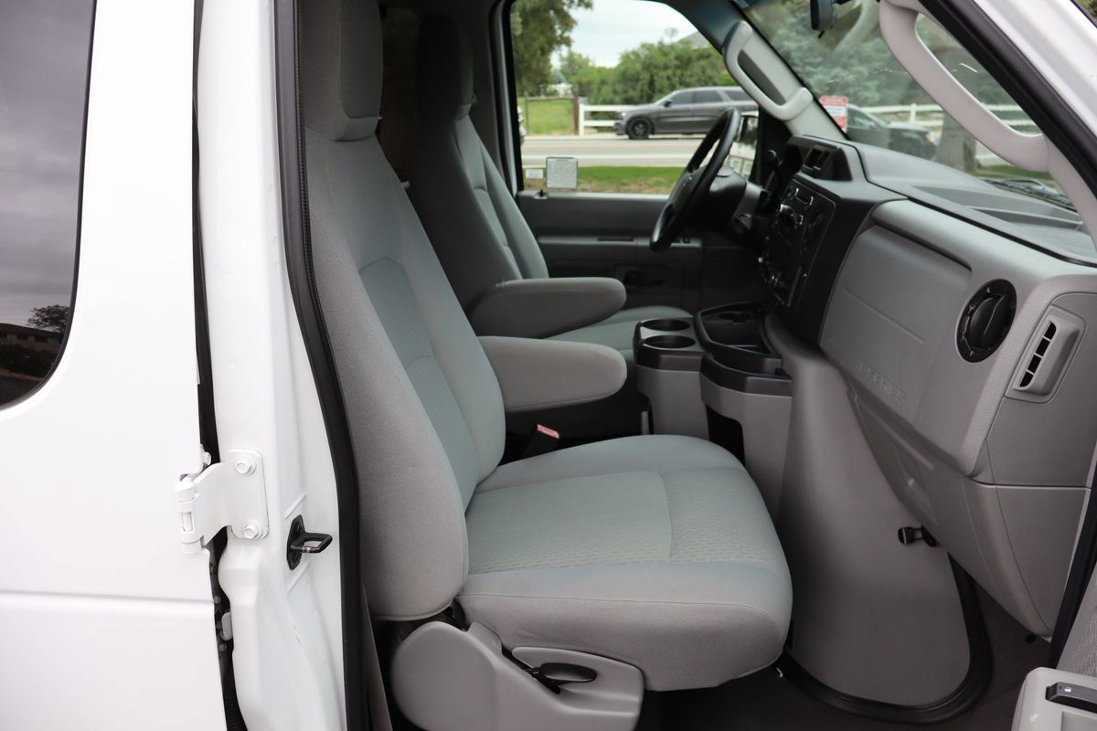 Used 2010 Ford E-350 and Econoline 350 XLT RWD image 23