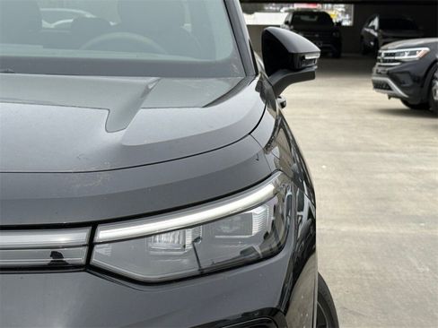 New 2026 Volkswagen Tiguan SE R-Line image 3