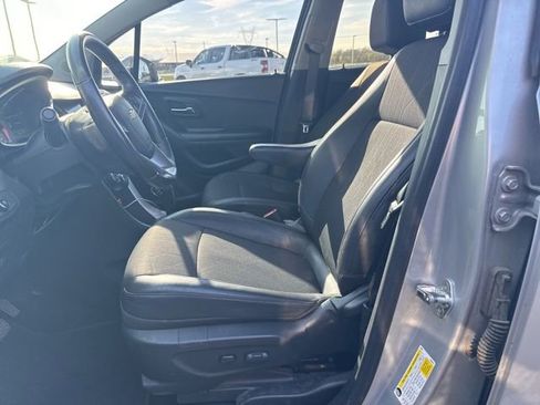 Used 2022 Chevrolet Trax LT w/ Driver Confidence Package image 8