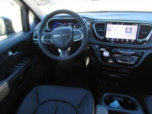New 2026 Chrysler Pacifica Select image 12