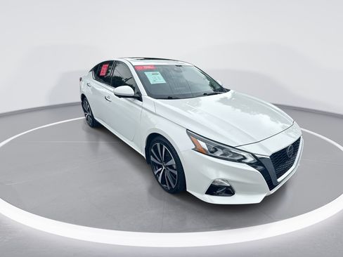 Used 2021 Nissan Altima 2.5 Platinum AWD/4WD image 2