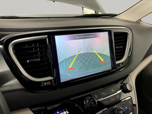 Used 2023 Chrysler Pacifica Touring-L FWD image 14