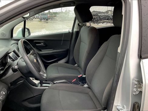 Used 2022 Chevrolet Trax LS w/ Tint and Cruise Package FWD image 18