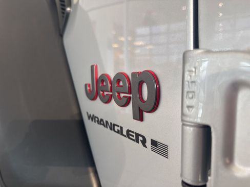 Used 2024 Jeep Wrangler Rubicon image 13